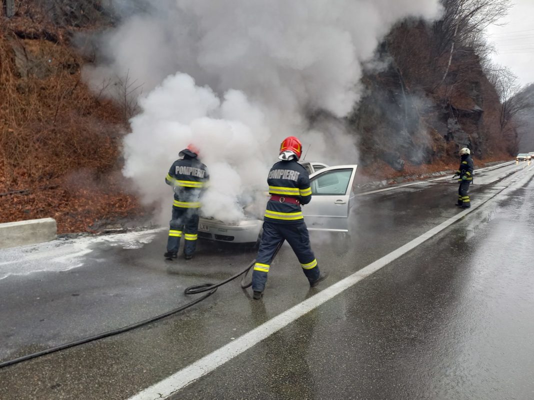 O mașină a luat foc pe DN7, în județul Vâlcea