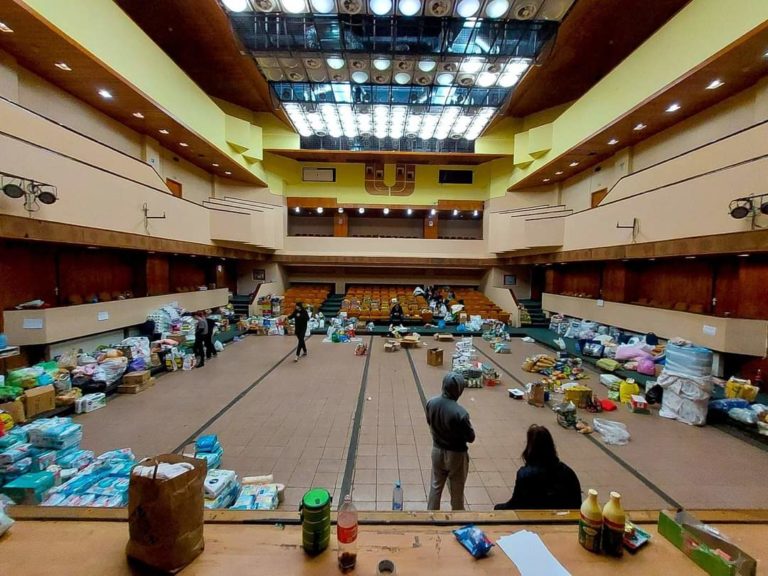 Studenţii din Craiova strâng produse pentru refugiaţii ucraineni