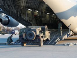 Ajutorul militar al Lituaniei, inclusiv rachetele antiaeriene Stinger, livrat ca parte a pachetului de sprijin de securitate pentru Ucraina, este descărcat dintr-un avion Globemaster III pe Aeroportul Internațional Boryspil din Kiev, Ucraina