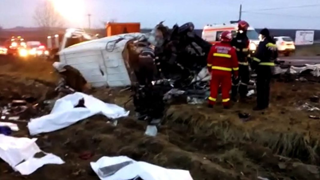Şapte persoane au murit în urma coliziunii dintre un autocamion, o ambulanţă şi un autoturism