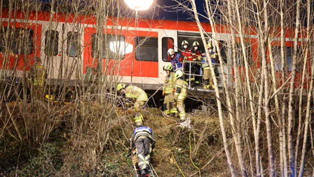 Cel puţin trei persoane au murit şi 11 au fost rănite vineri seara în coliziunea dintre un tren de pasageri şi un marfar în nord-estul Croaţiei