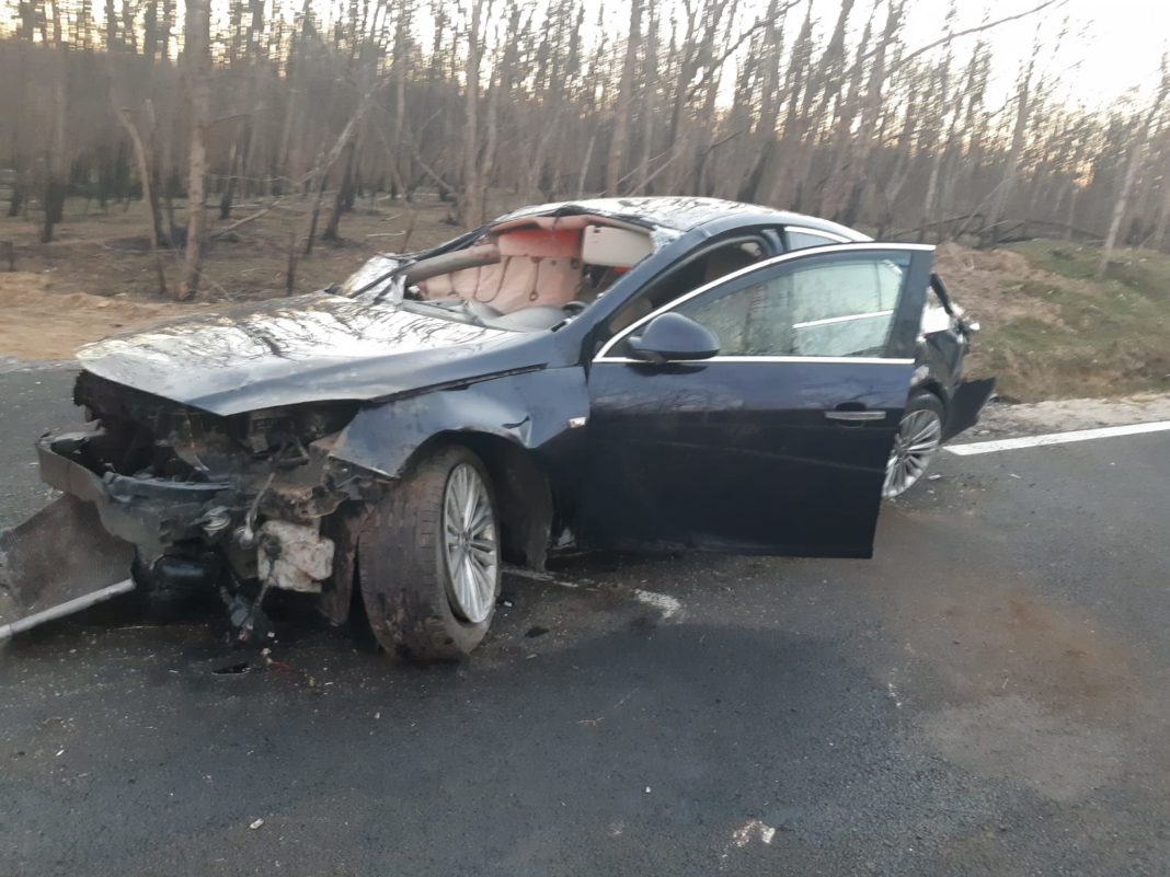 Mehedinţi: Un băiat de 15 ani a luat maşina mamei şi a făcut accident