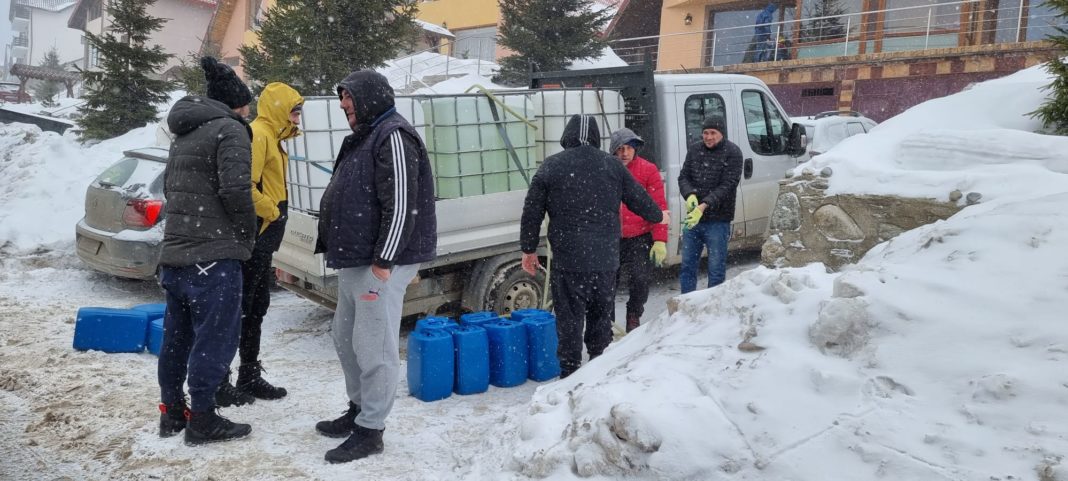 Cabanierii au adus apă de la Novaci