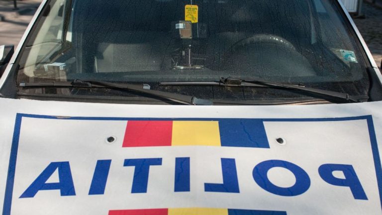 Polițistă rănită în timp ce dirija traficul. Un bărbat este cercetat în acest caz