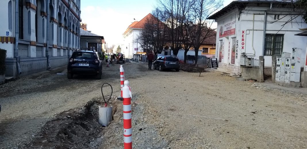 Pe Calea Eroilor din Târgu Jiu se lucrează de doi ani de zile la canalizare și la amenajarea carosabilului