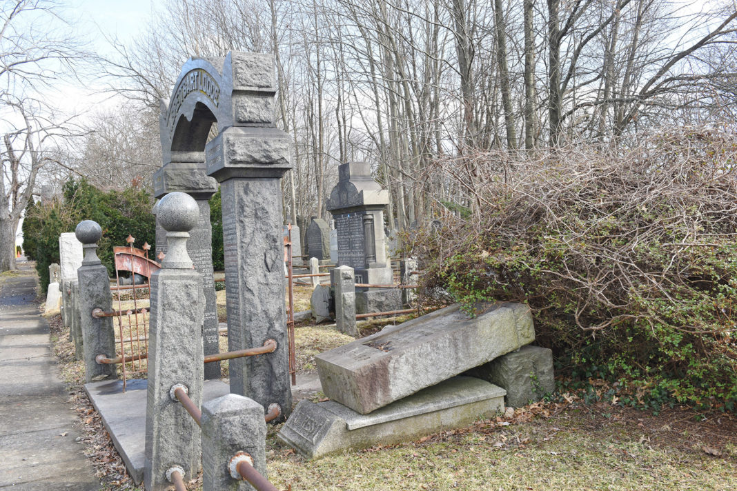 O femeie a murit într-un cimitir, zdrobită de o piatră funerară de o tonă