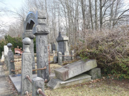 O femeie a murit într-un cimitir, zdrobită de o piatră funerară de o tonă