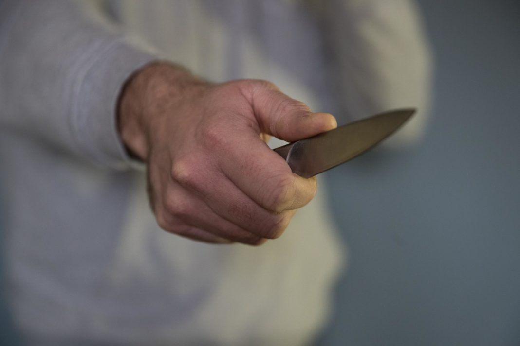 Un român din Austria și-a bătut concubina însărcinată și a amenințat-o cu un cuțit
