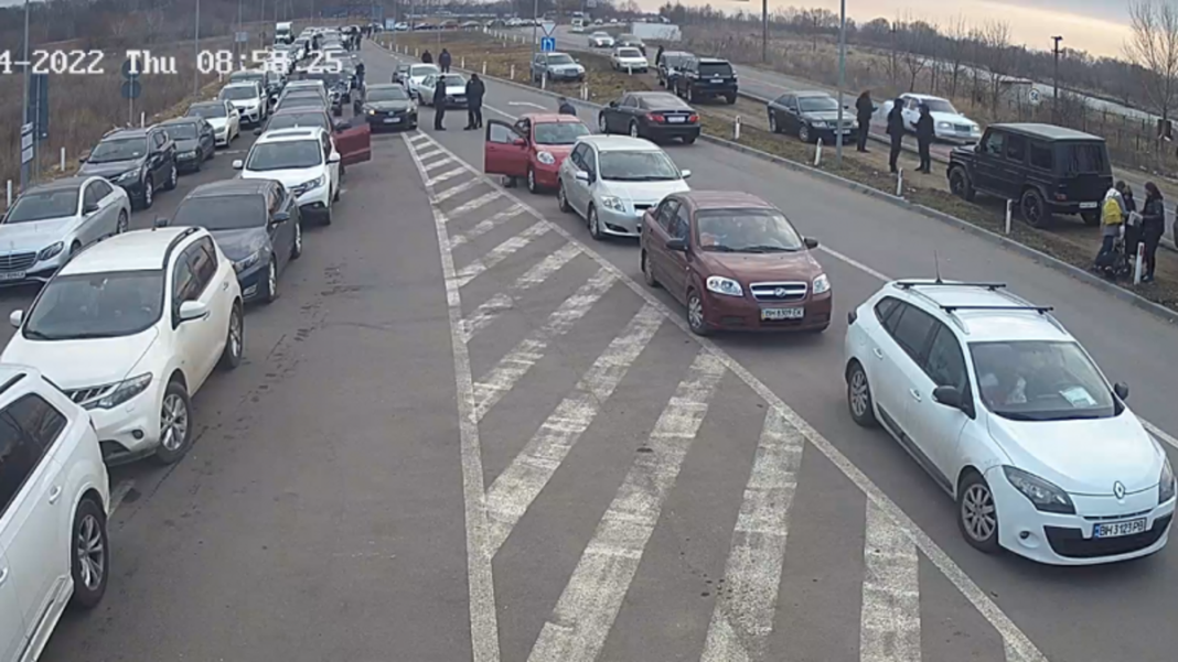 Zeci de mașini așteaptă să intre în Moldova dinspre Ucraina