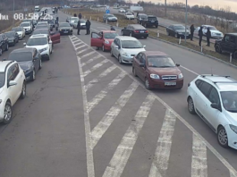 Zeci de mașini așteaptă să intre în Moldova dinspre Ucraina