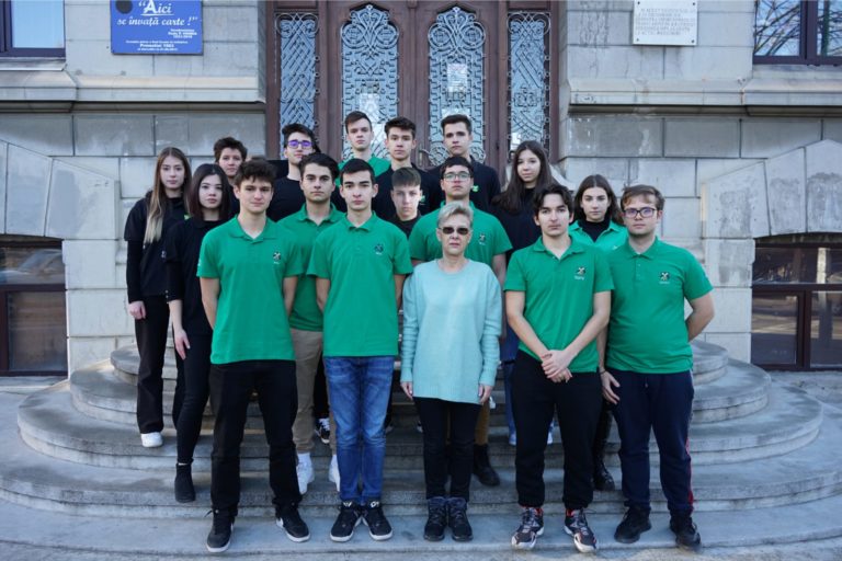 Echipa de robotică a Colegiului „Buzeşti”, calificată din nou la competiţia naţională First Challenge