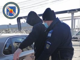 Elev prins cu droguri într-o parcare de lângă Jandarmeria Bacău