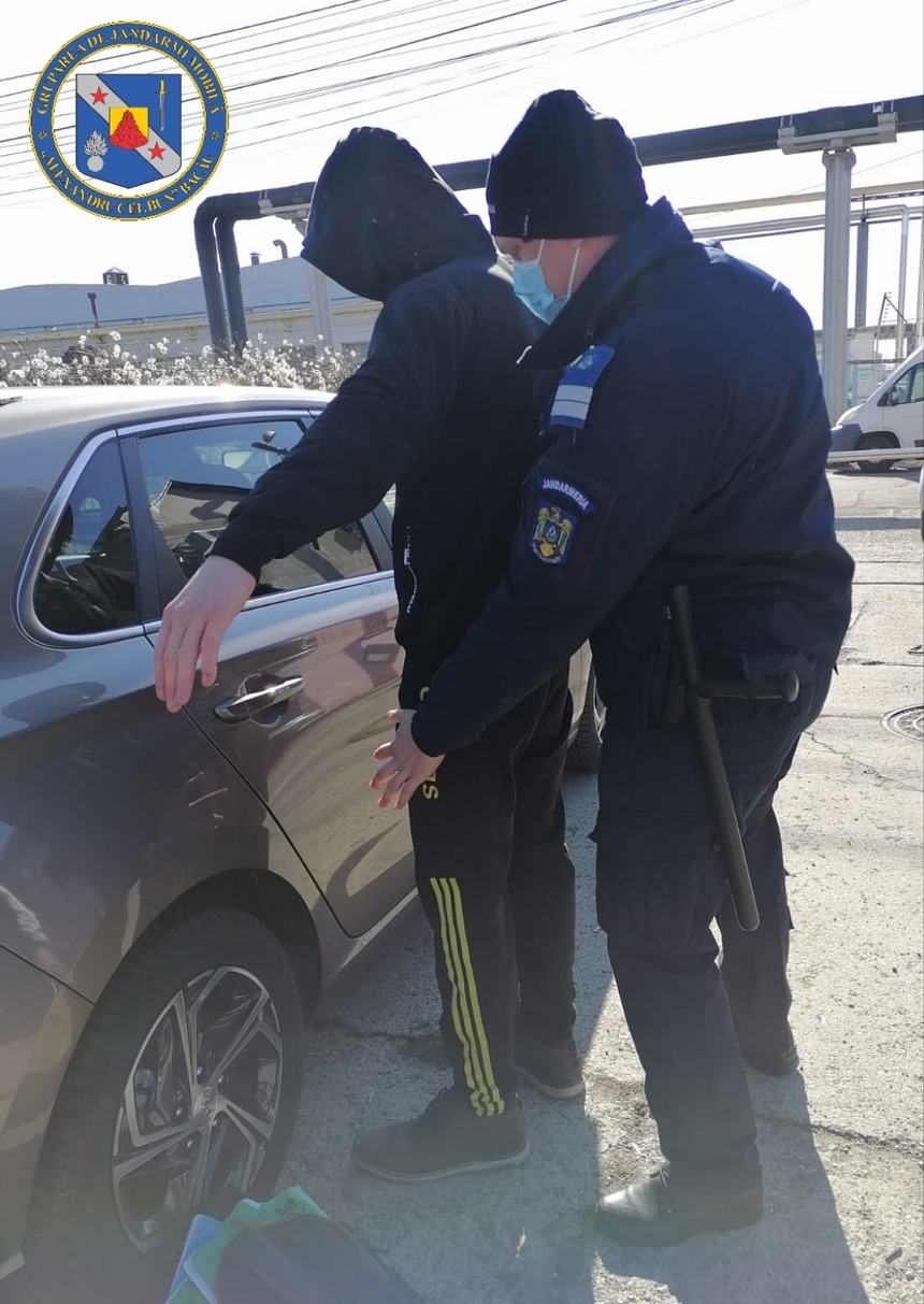 Elev prins cu droguri într-o parcare de lângă Jandarmeria Bacău