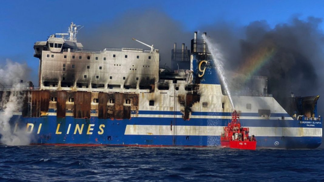 Feribotul cuprins de flăcări în Grecia va fi tractat într-un port