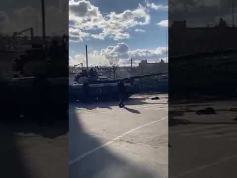 (VIDEO) Localnicii ucraineni au format un lanț uman în jurul tancurilor rusești