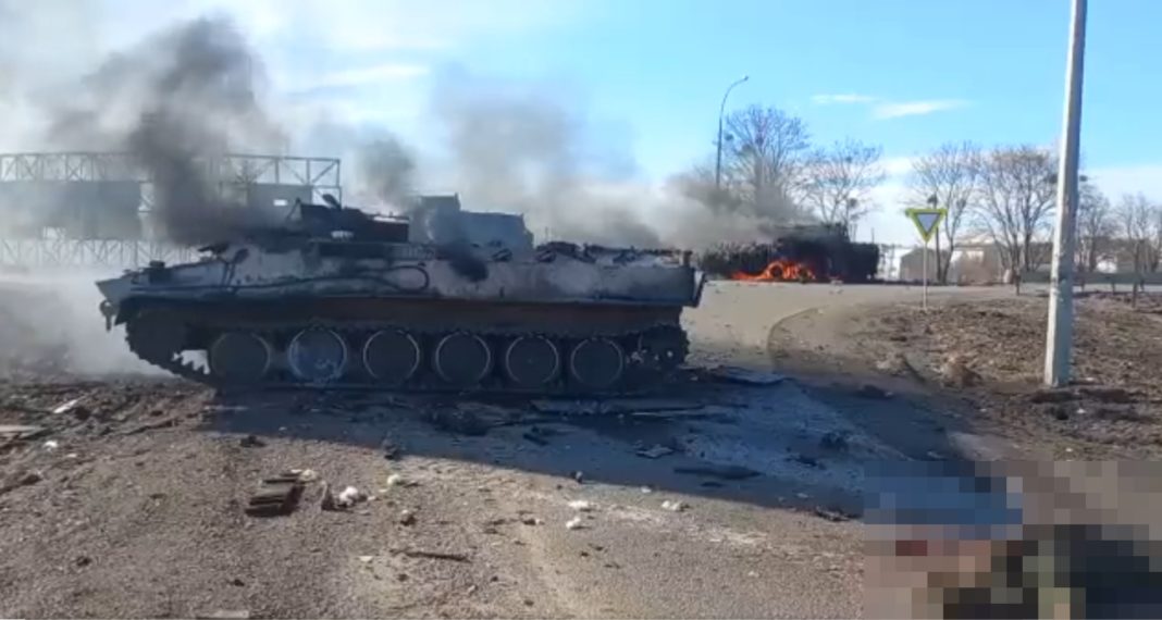 Armata rusă spune că a înconjurat două orașe mari din sudul Ucrainei
