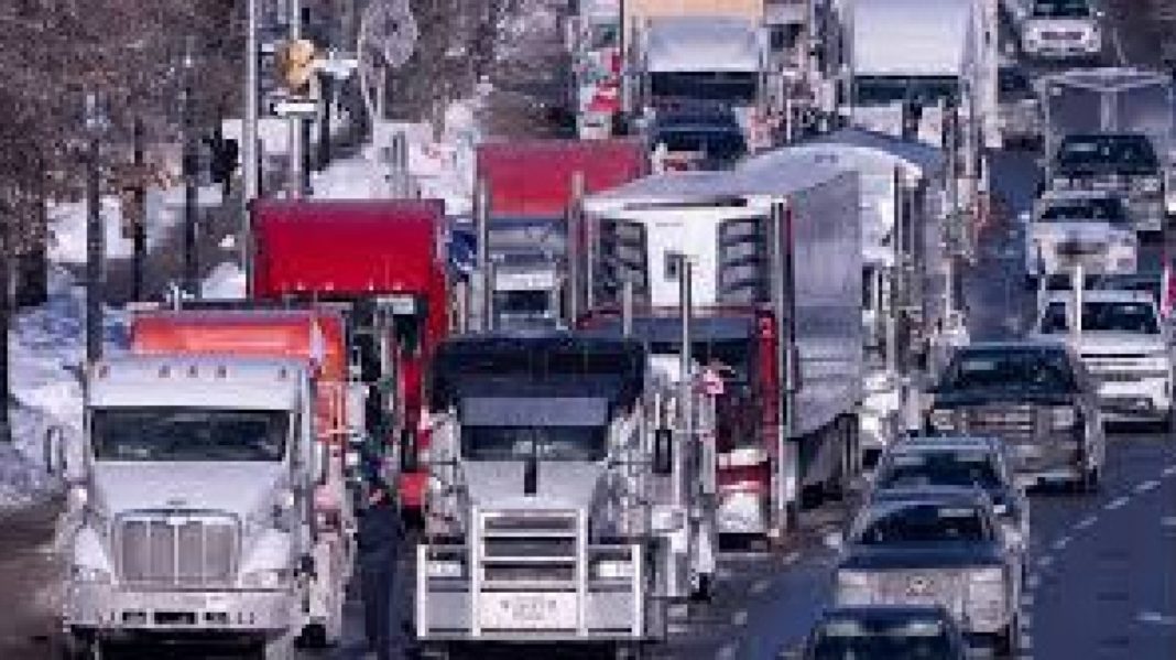 Camionagiii care blocau capitala Ottawa, îndepărtaţi de poliţia canadiană