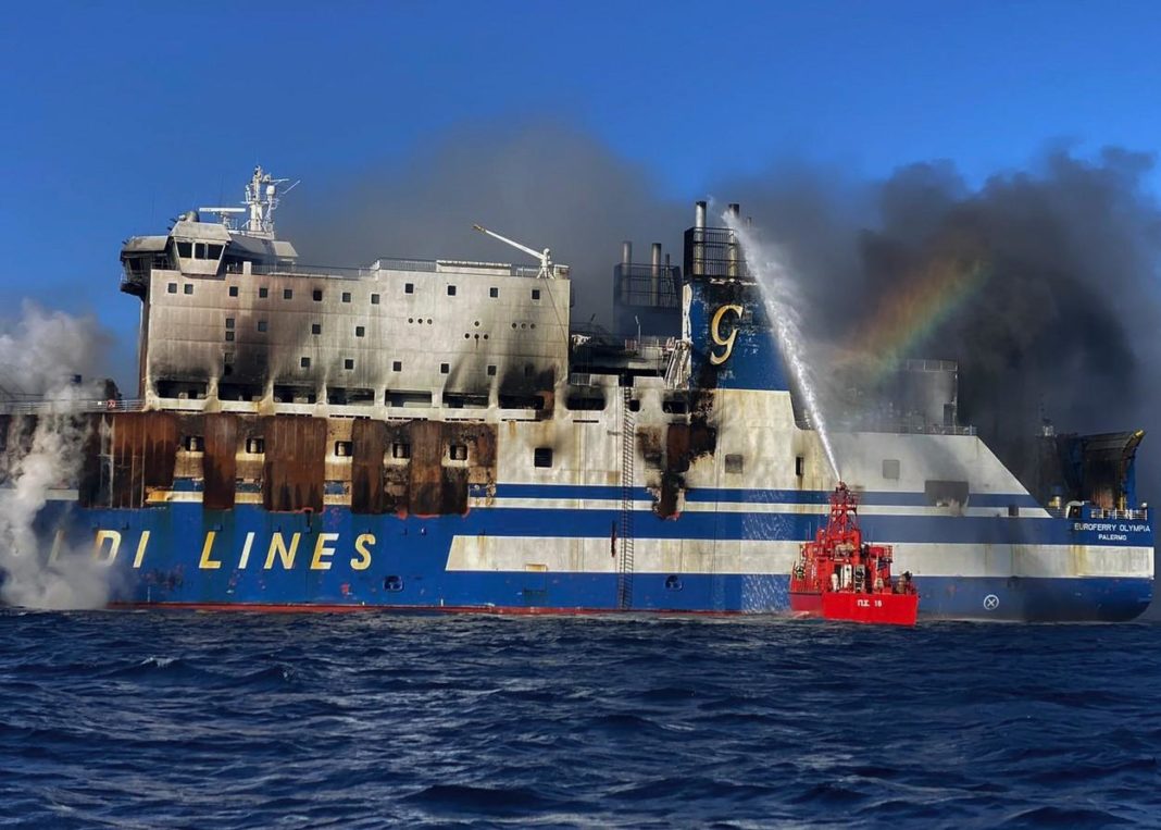 Zece persoane de pe feribotul cuprins de flăcări în apropiere de Corfu, date încă dispărute