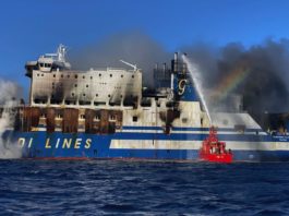 Zece persoane de pe feribotul cuprins de flăcări în apropiere de Corfu, date încă dispărute
