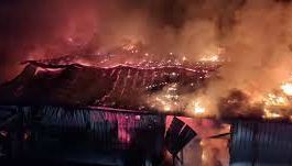 Incendiul de la fabrica de mezeluri din Mizil, stins după 15 ore