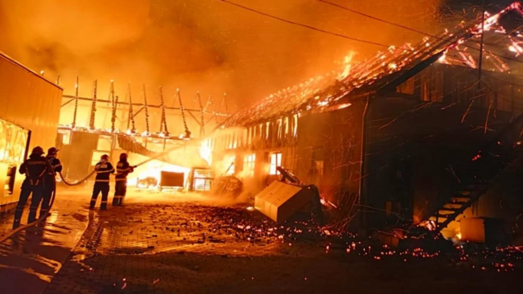 Pompierii s-au luptat cu flăcările pentru stingerea incendiului