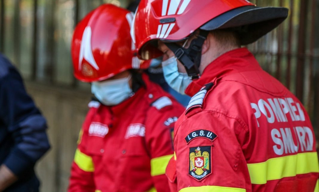 Trei angajați ai CFR, răniți după ce a explodat generatorul dintr-un plug de deszăpezire