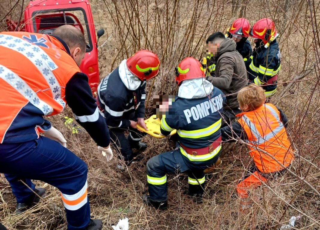 Trei bătrâni s-au răsturnat cu un triciclu electric.