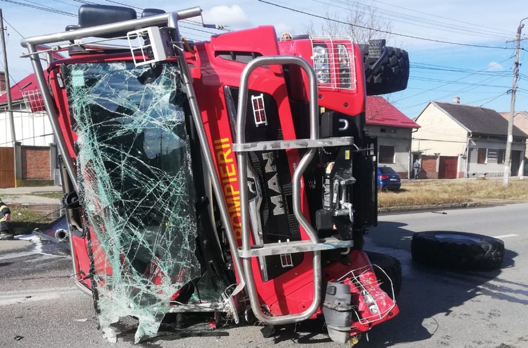 Patru răniți după ce o maşină de pompieri s-a răsturnat și a lovit un autoturism