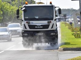 Maşinile Salubrităţii spală străzile