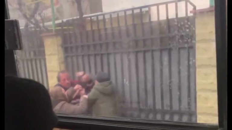 (VIDEO) Un șofer de autobuz s-a dat jos și a bătut un bărbat din stație