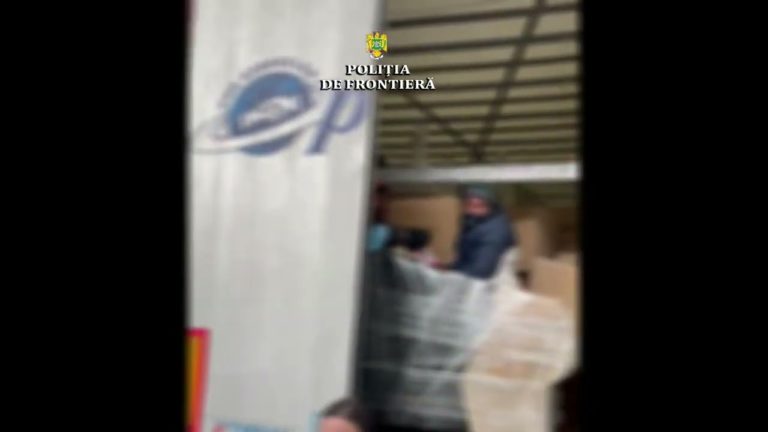 (VIDEO) Cetăţeni din Bangladesh, ascunşi într-un TIR cu mobilă