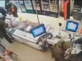 (VIDEO) Militari ruși filmaţi în timp ce jefuiesc un magazin şi o bancă din Ucraina