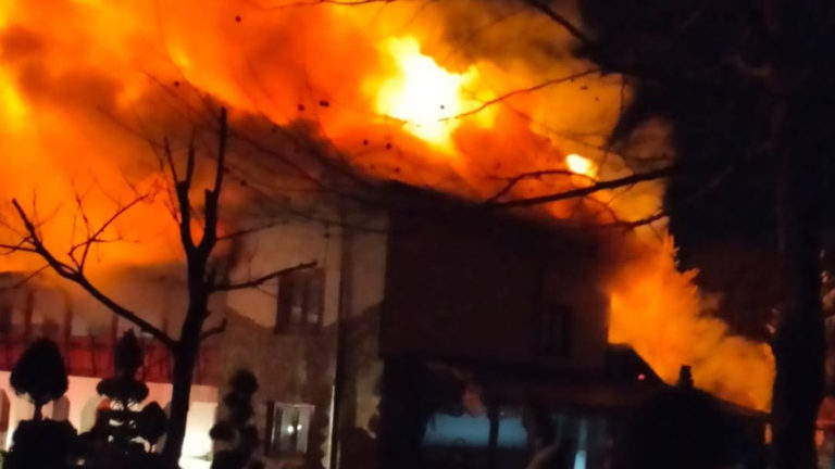 Incendiu puternic la Mănăstirea Nucet din Dâmbovița