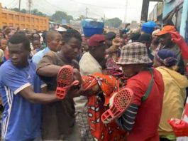 Zeci de oameni au murit electrocutați într-o piață din Congo