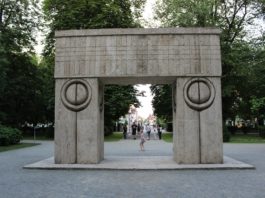 Poarta Sărutului, din Parcul Central