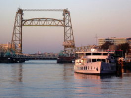 Pod din Rotterdam, demontat pentru a permite trecerea unui iaht uriaș fabricat pentru miliardarul Jeff Bezos