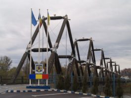 Lanț uman al păcii, format din elevi din România şi Ucraina, pe un pod de graniță de peste Tisa