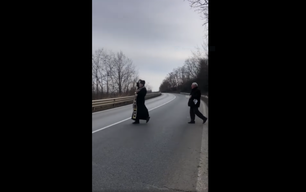Un preot a sfințit o curbă din județul Bacău unde se produc frecvent accidente