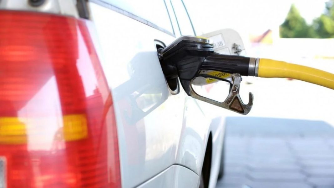 Coaliţia a validat reducerea temporară, cu 50%, a accizei la carburanţi