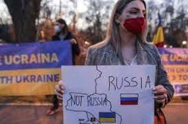 Zeci de persoane au manifestat în faţa Ambasadei Ucrainei din Bucureşti
