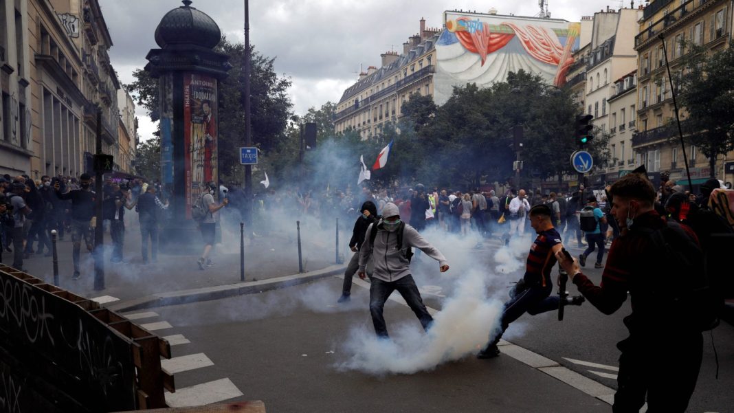 Poliția a tras cu gaze lacrimogene în demonstranții din centrul Parisului