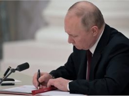 Decretele semnate de Vladimir Putin prevăd trimiterea de forțe armate de menținere a păcii în republicile separatiste din Donbas
