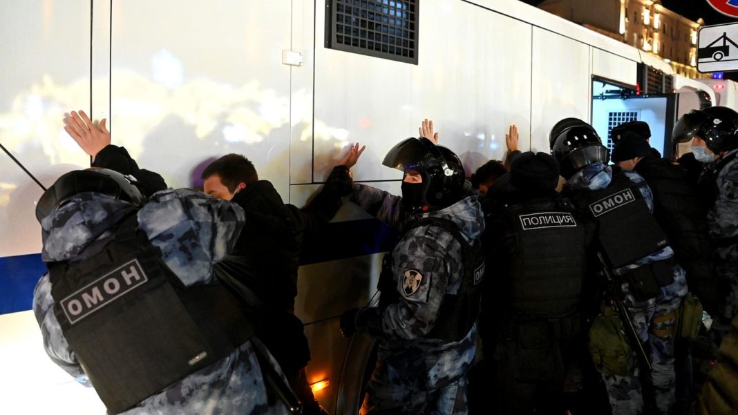 Peste 1.800 de manifestanţi împotriva războiului din Ucraina, arestați în Rusia