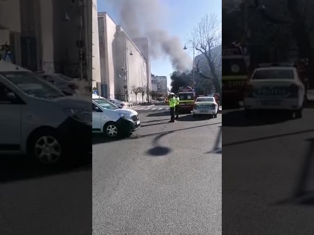 (Video) Mașină în flăcări pe Calea Victoriei din București