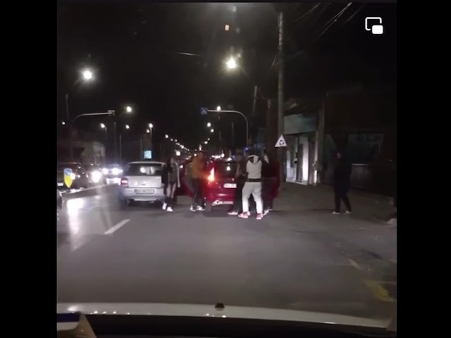 (VIDEO) Bătaie în trafic, după un accident minor. Amenzile au curs pe bandă rulantă