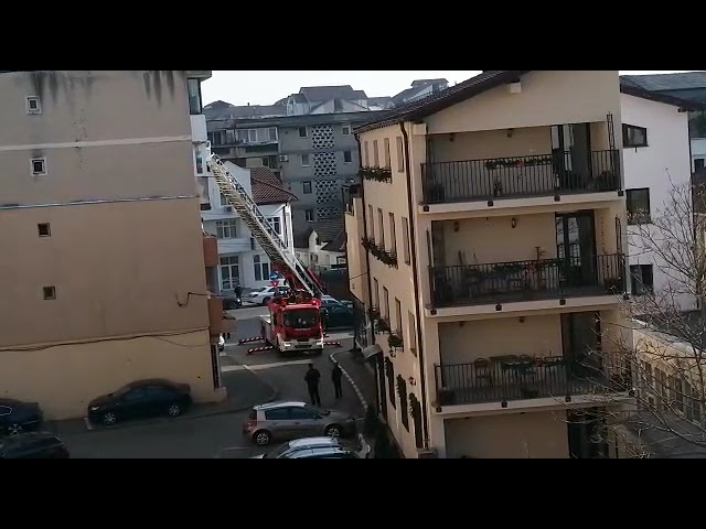 (VIDEO) Tencuiala de pe un bloc din Târgu Jiu pune în pericol trecătorii