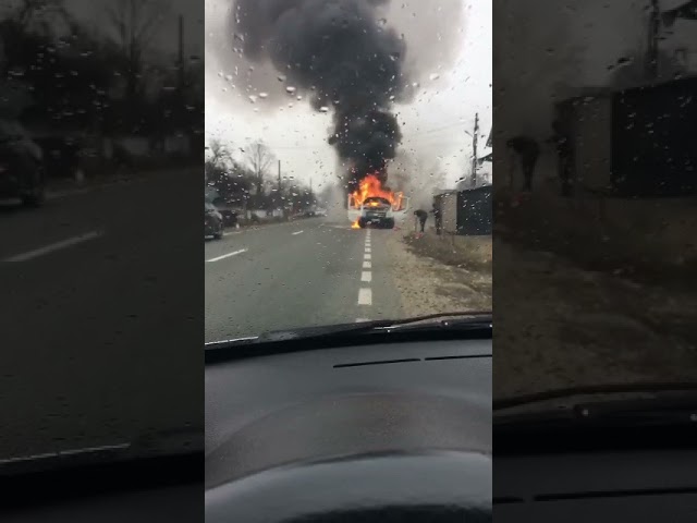 (VIDEO) Gorj: Autoutilitară în flăcări la Bumbești-Pițic