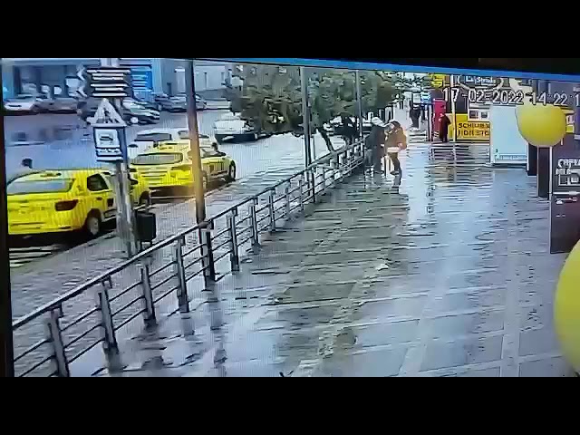 (VIDEO) Adolescent lovit pe trecerea de pietoni de maşina Poliţiei