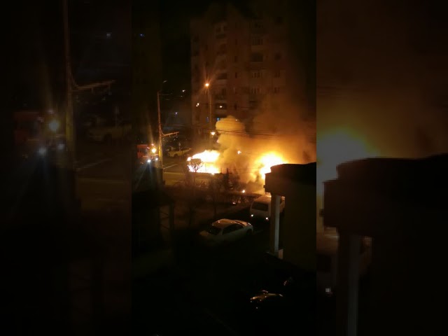 Un autocar a luat foc la Târgu Jiu
