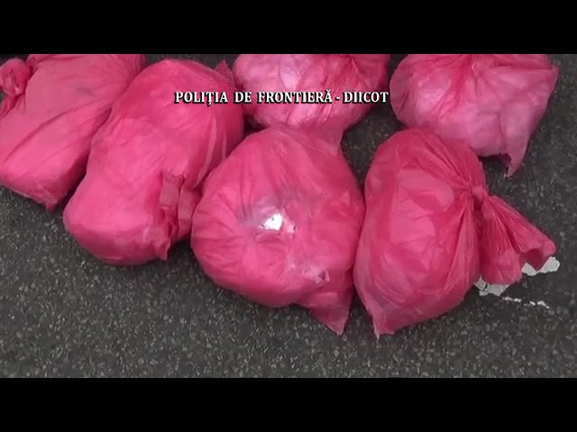 (VIDEO) 81 kilograme de opiu, ascunse deasupra cabinei unui autocamion, la Calafat